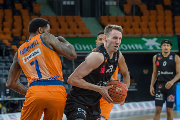 短发和胡须 短发和胡须